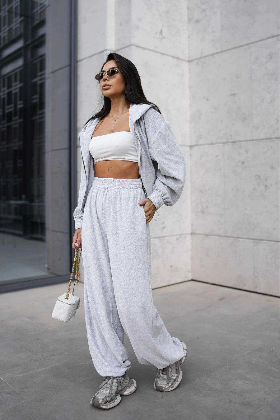 Жіночий велюровий костюм з бомбером на блискавці та штанами на затяжках - Світло-сірий меланж