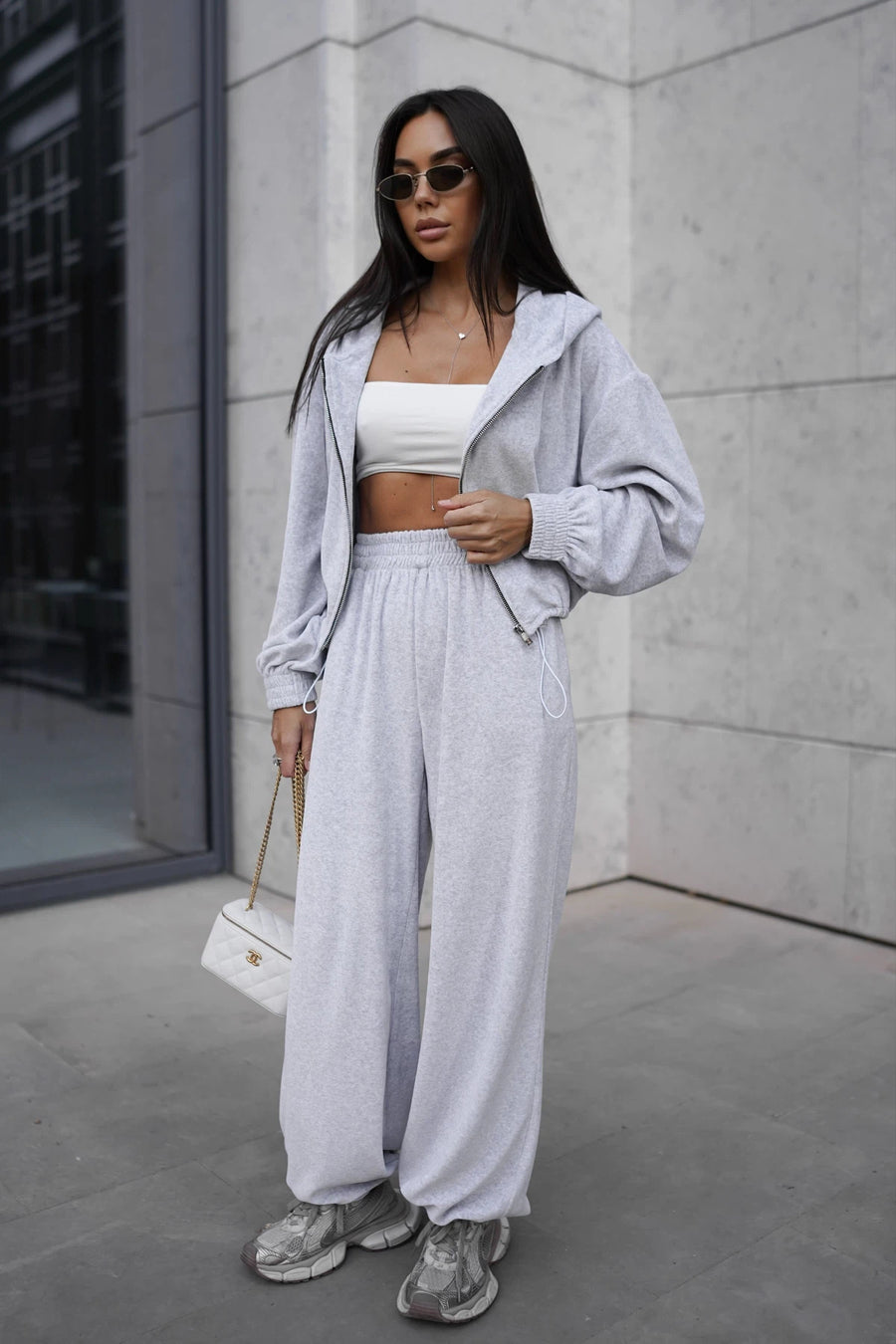 Жіночий велюровий костюм з бомбером на блискавці та штанами на затяжках - Світло-сірий меланж
