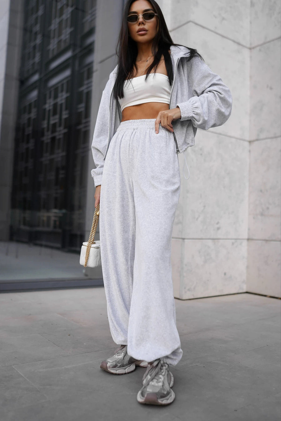 Жіночий велюровий костюм з бомбером на блискавці та штанами на затяжках - Світло-сірий меланж