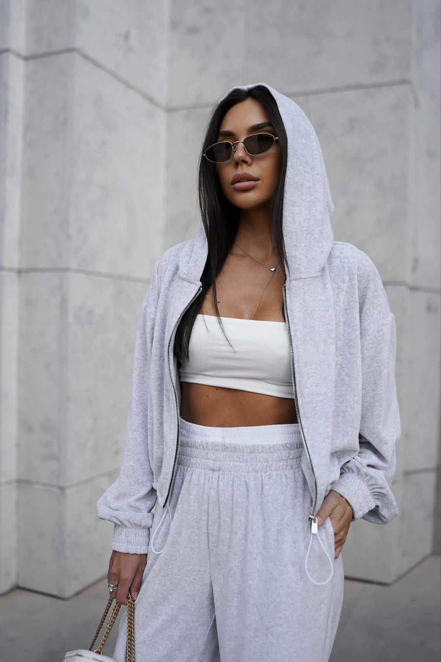 Жіночий велюровий костюм з бомбером на блискавці та штанами на затяжках - Світло-сірий меланж