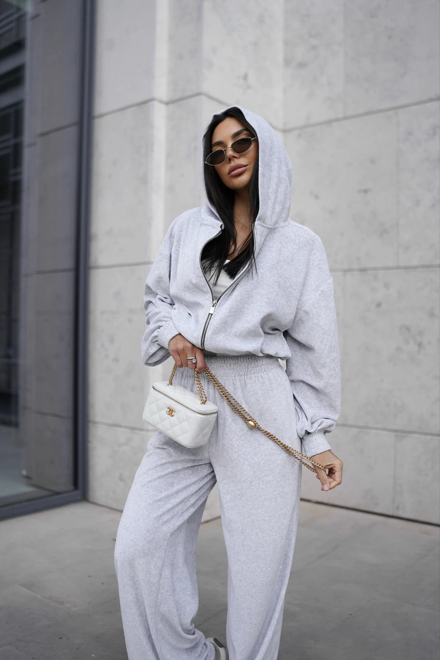 Жіночий велюровий костюм з бомбером на блискавці та штанами на затяжках - Світло-сірий меланж