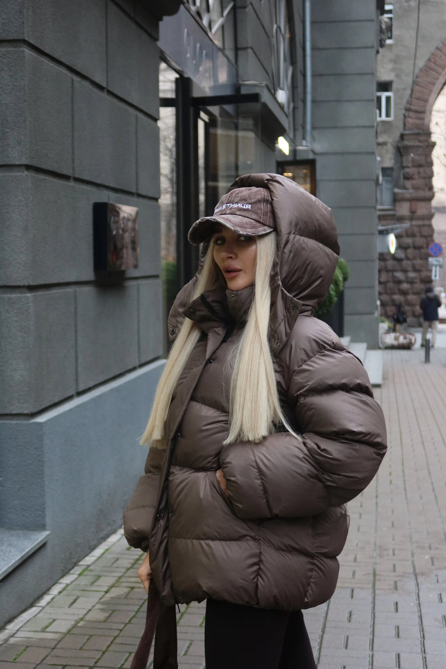 Пуховик в стилі оверсайз - мокко